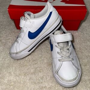 Nike Kids Sneakers in White and Blue